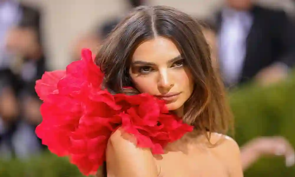  Emily Ratajkowski Height and Her Modeling Journey